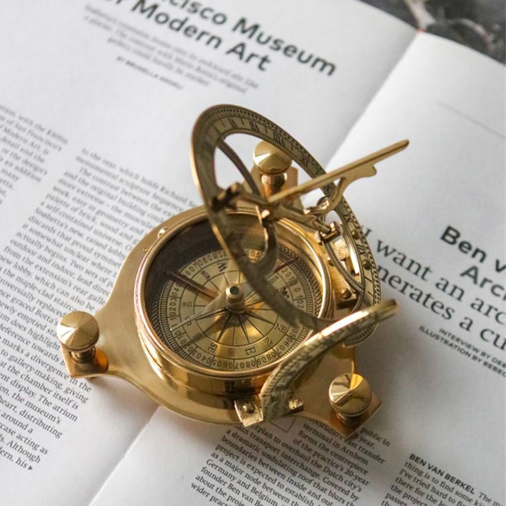 Boussole en laiton — orientation et confiance