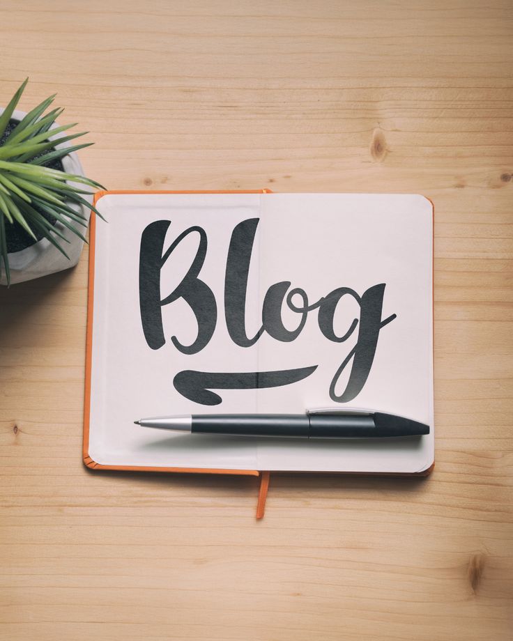 Bureau chaleureux avec documents et stylo — ambiance article blog