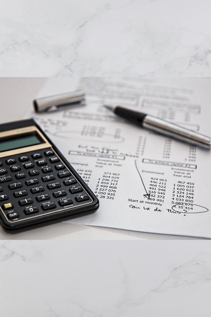 Calculatrice et documents de facturation sur marbre